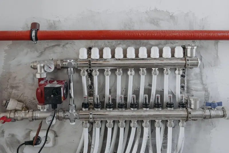Water distribution manifold with pressure gauges